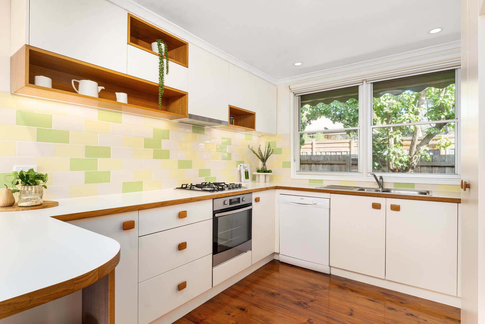 Real Estate and Property in 2 Kathryn Crescent, Woodend, VIC