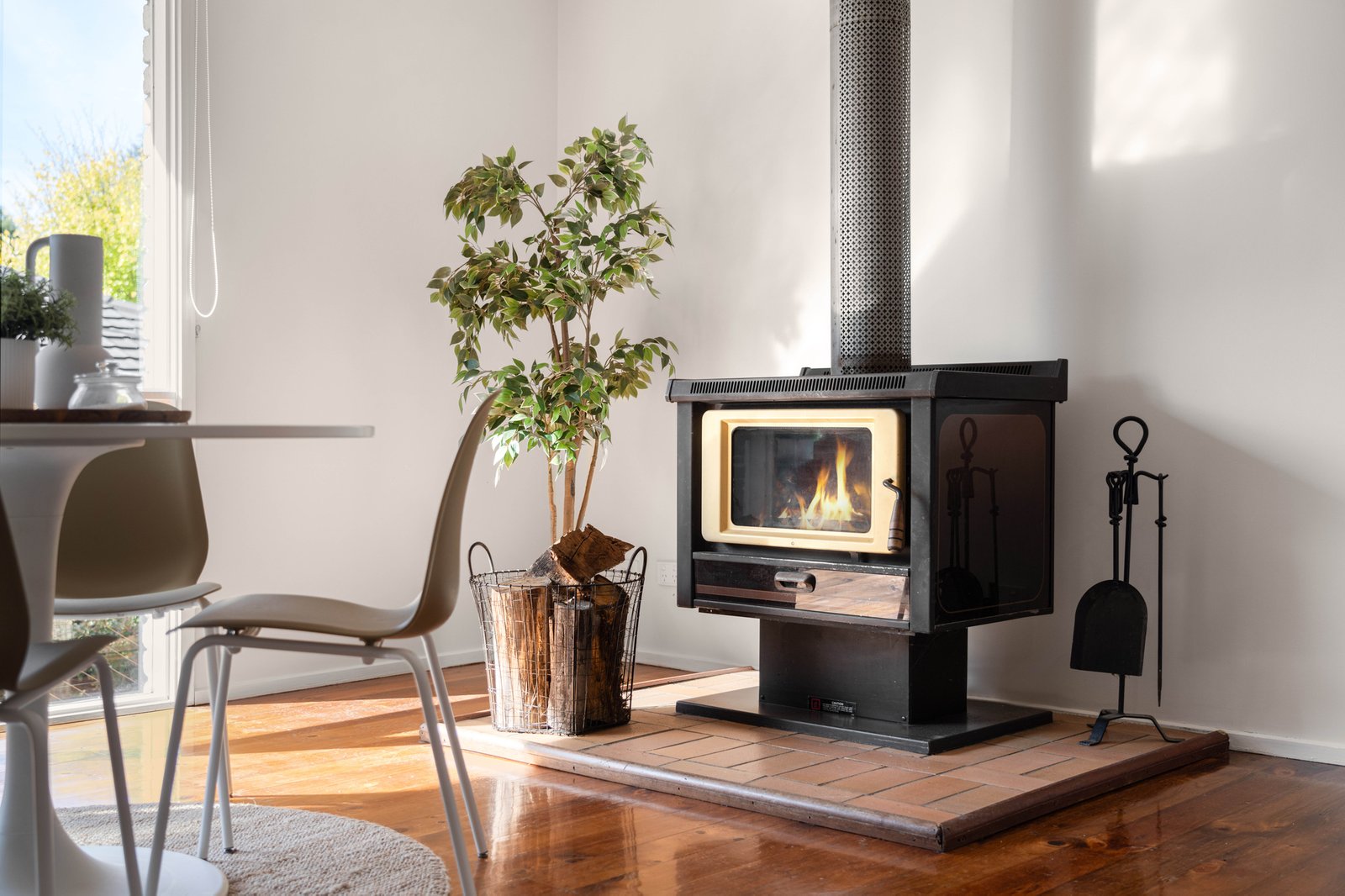 Real Estate and Property in 2 Kathryn Crescent, Woodend, VIC