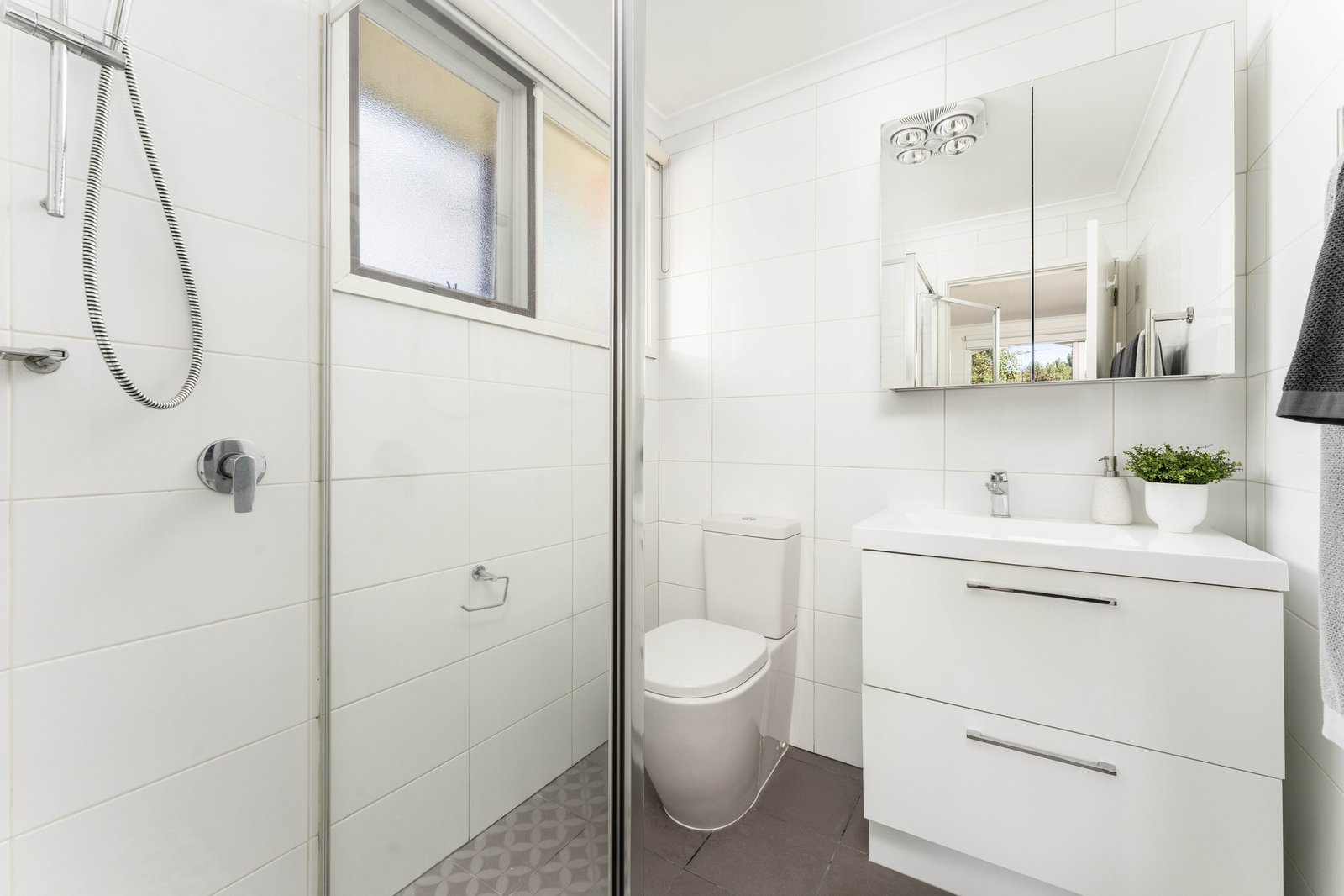 Real Estate and Property in 2 Kathryn Crescent, Woodend, VIC