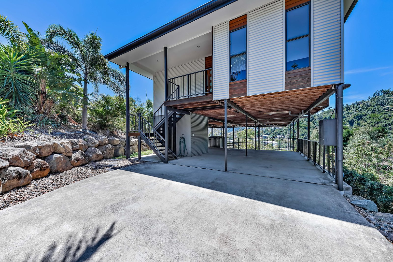 2 Laguna Court AIRLIE BEACH 8