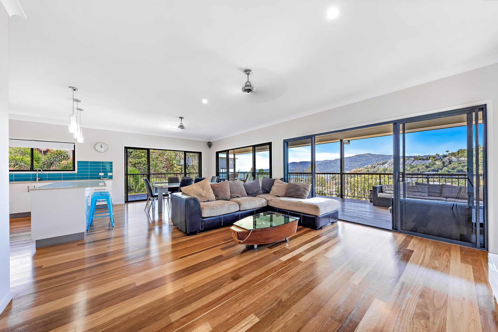 2 Laguna Court AIRLIE BEACH 11