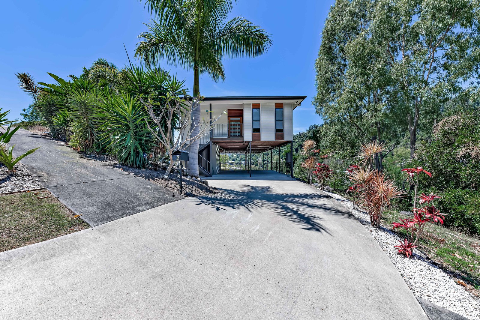 2 Laguna Court AIRLIE BEACH 14