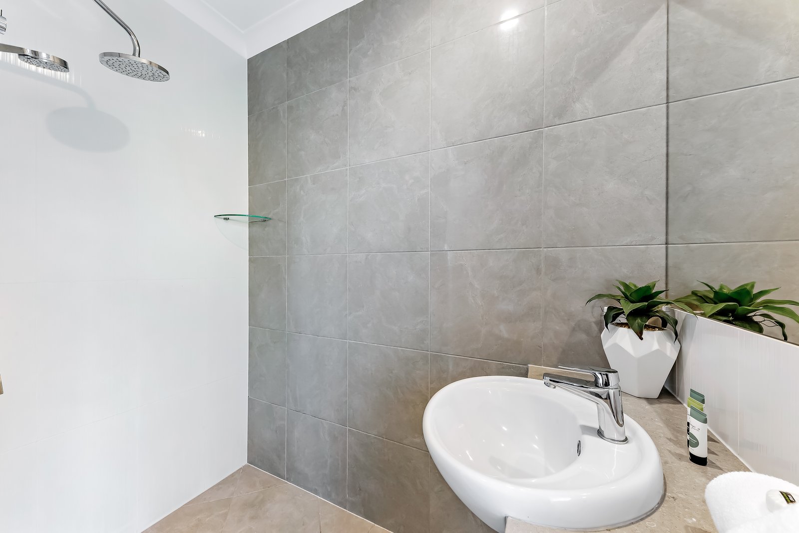 2 Laguna Court AIRLIE BEACH 19