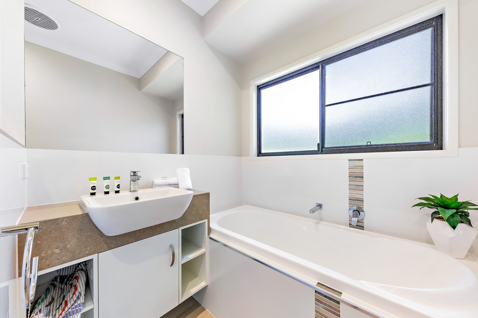 2 Laguna Court AIRLIE BEACH 21