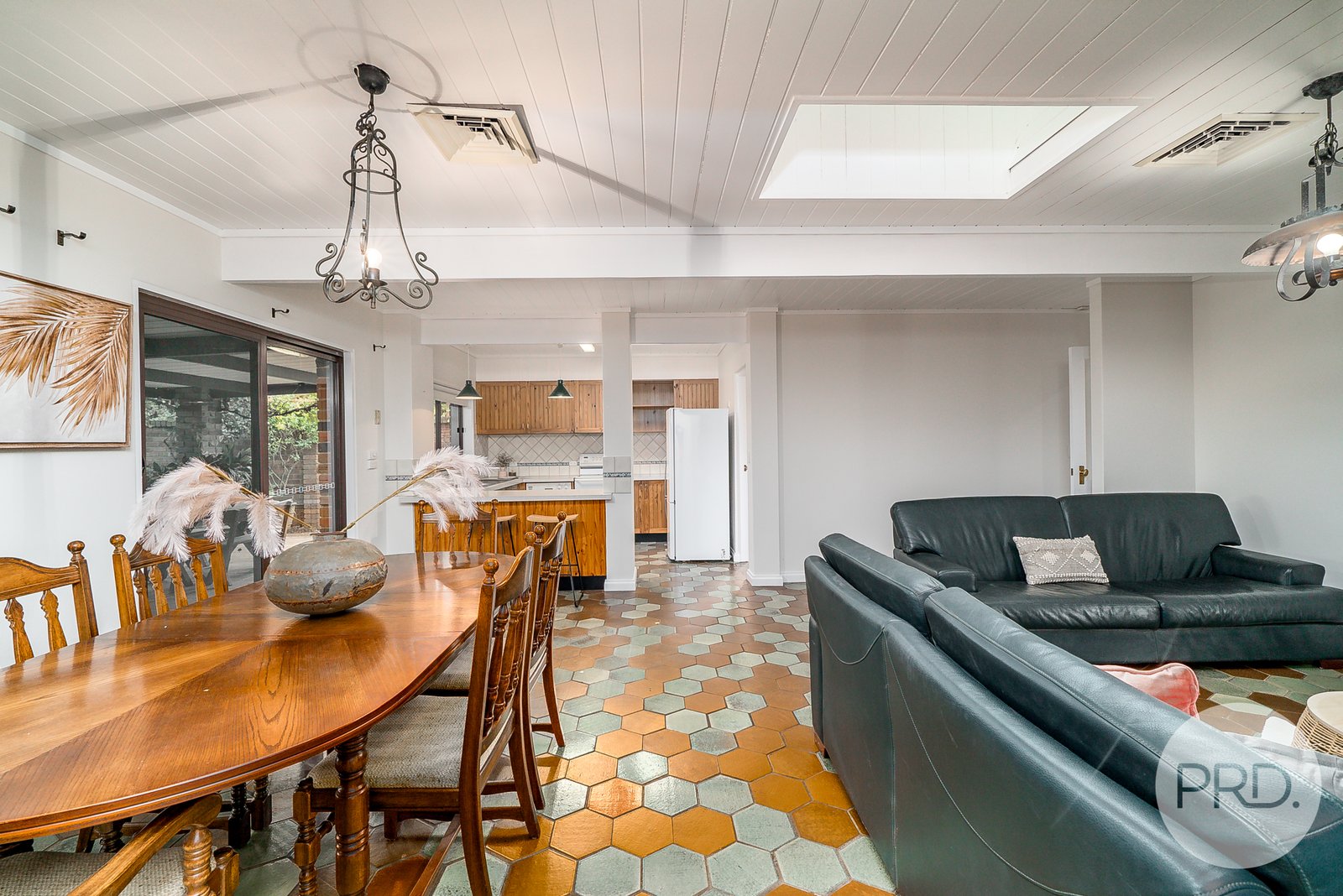 2 Myall Crescent LAKE ALBERT 5