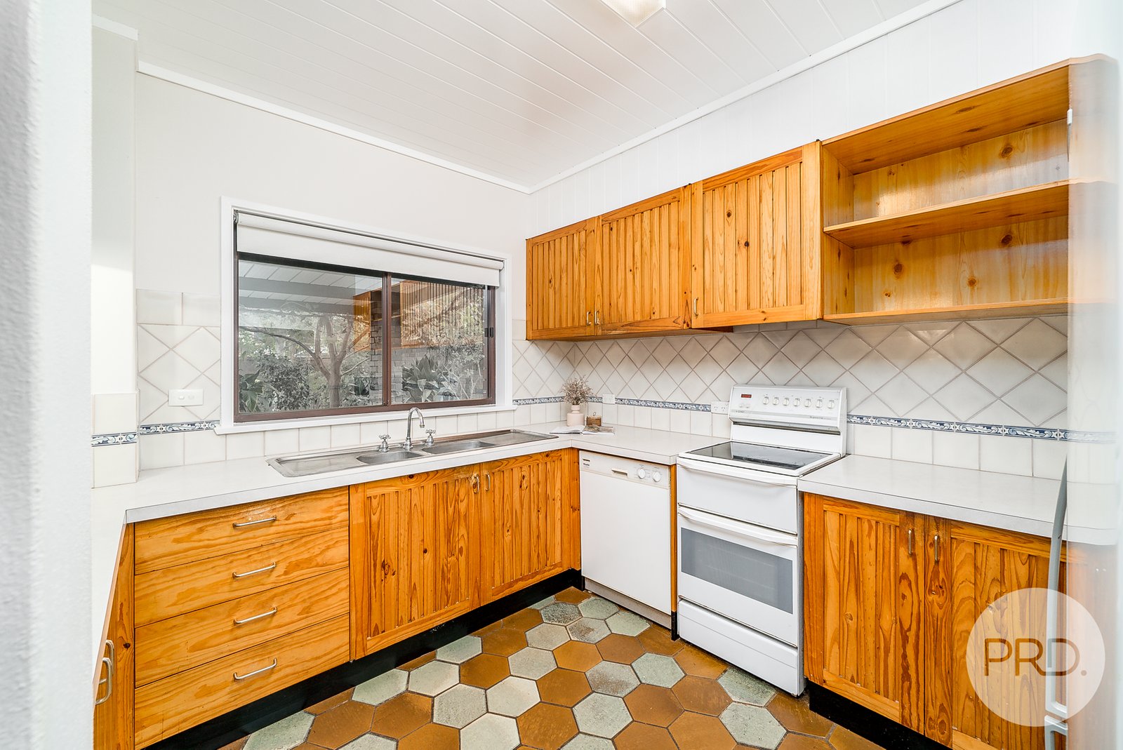 2 Myall Crescent LAKE ALBERT 6