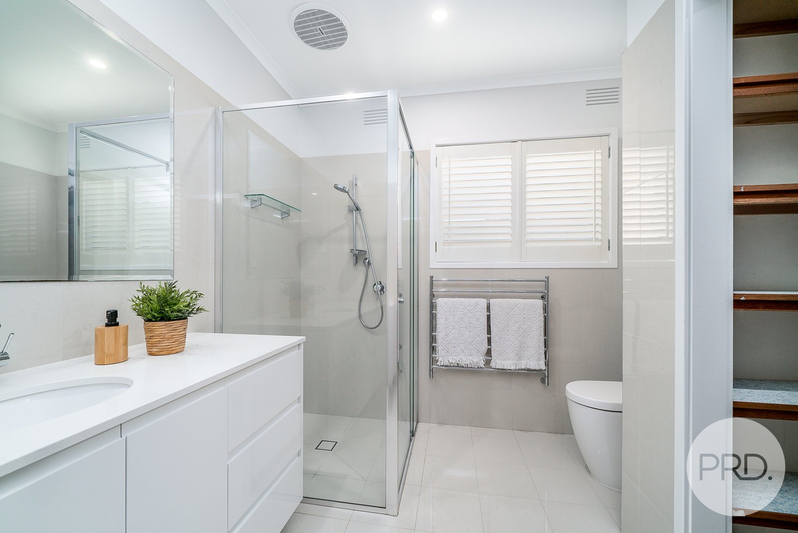 2 Myall Crescent LAKE ALBERT 11