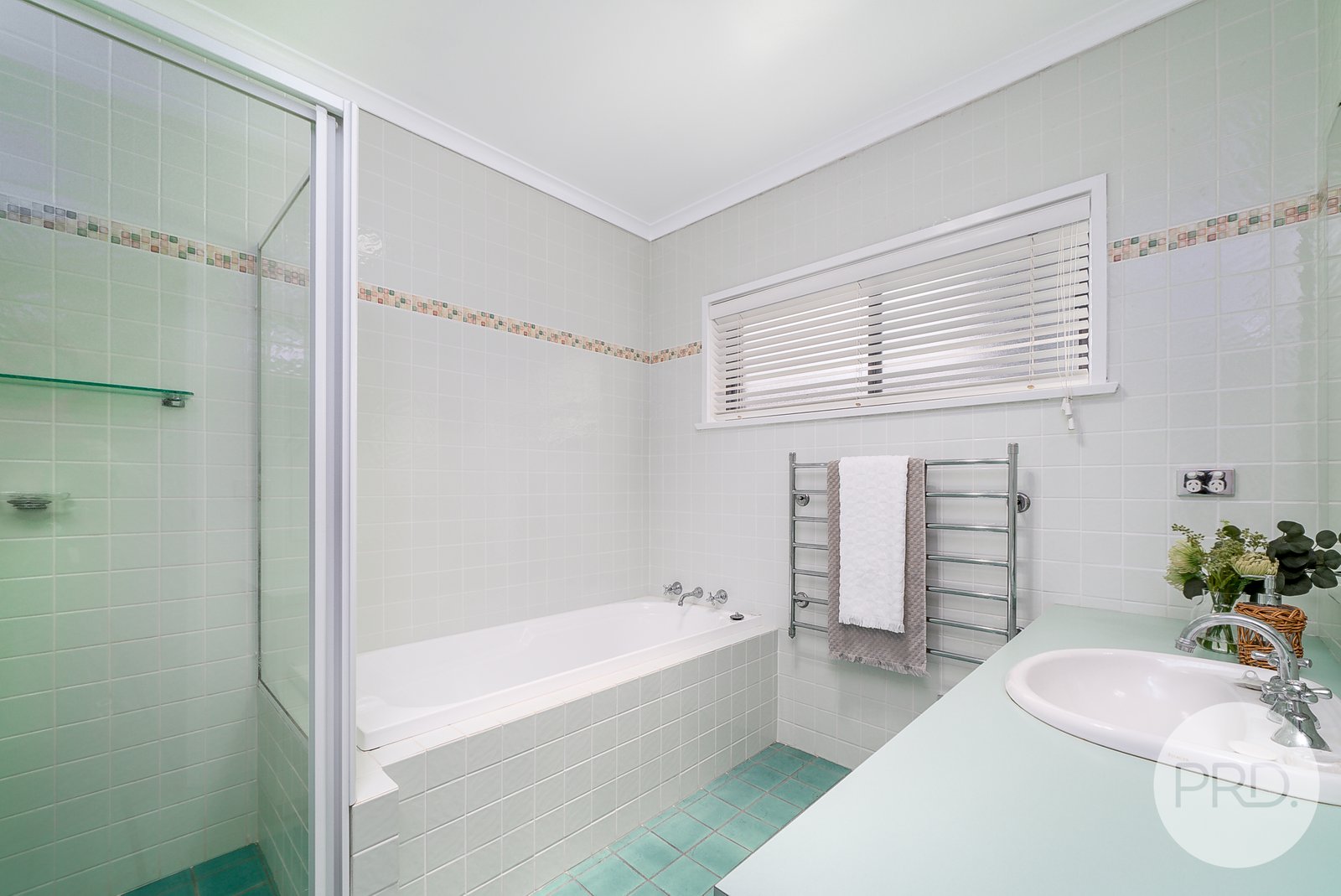 2 Myall Crescent LAKE ALBERT 17