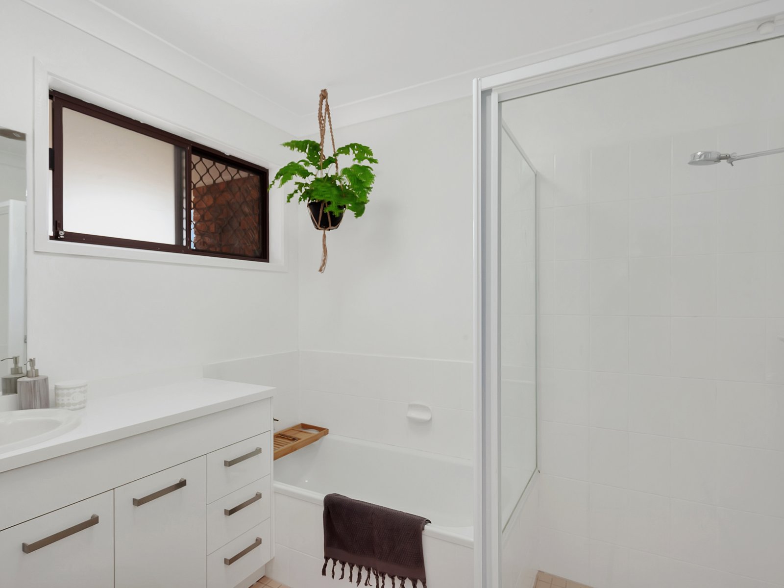 2 Oakland Court BURLEIGH WATERS 9