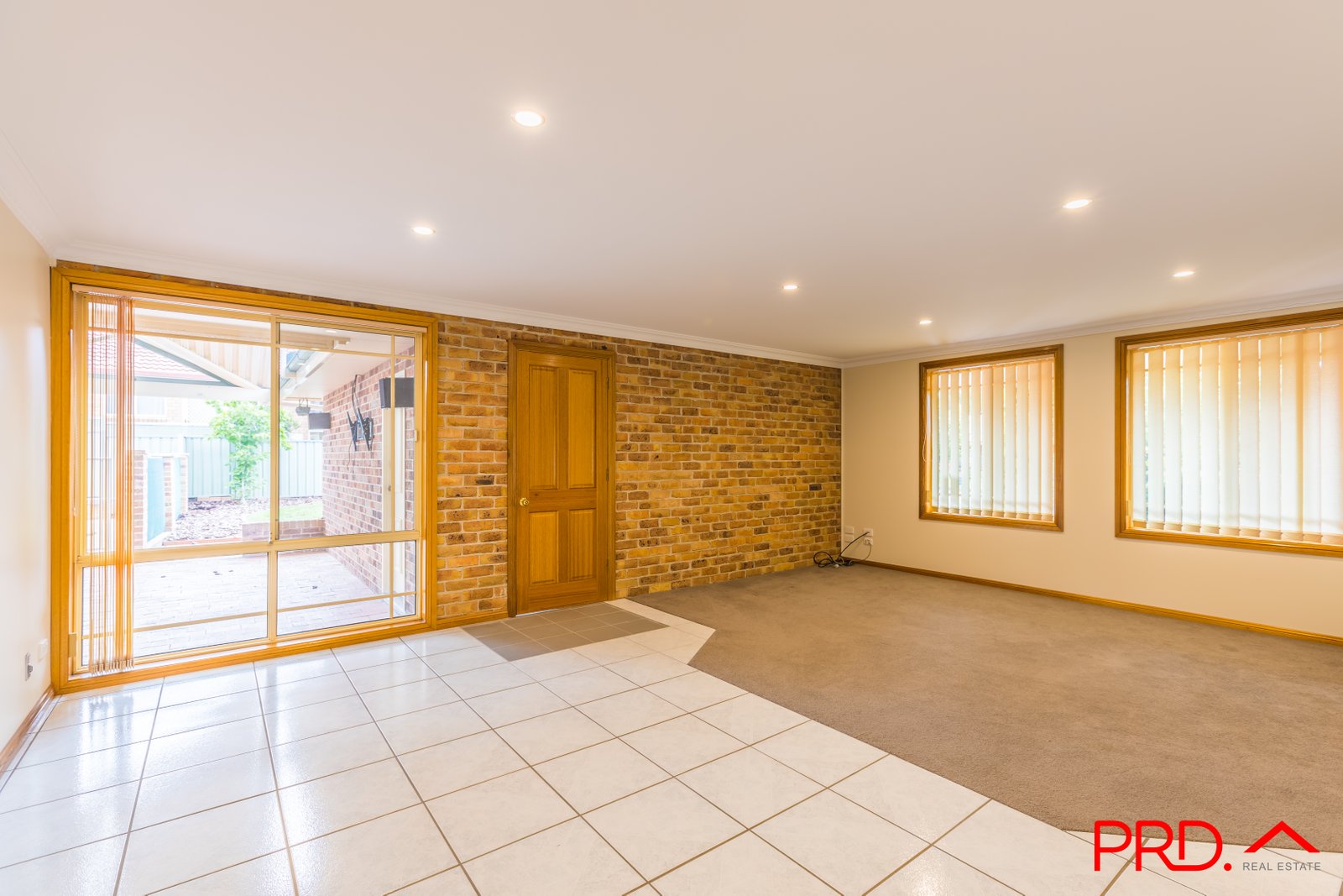 2 Overlanders Way TAMWORTH 4