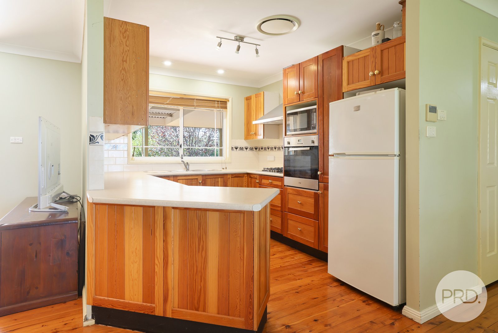 2 Red Gum Place TAMWORTH 16