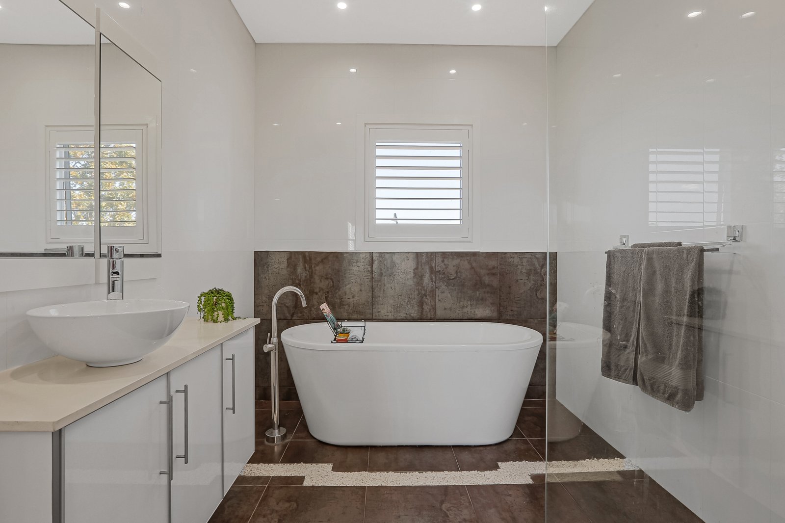 2 Riverside Crescent HAYWARDS BAY 5