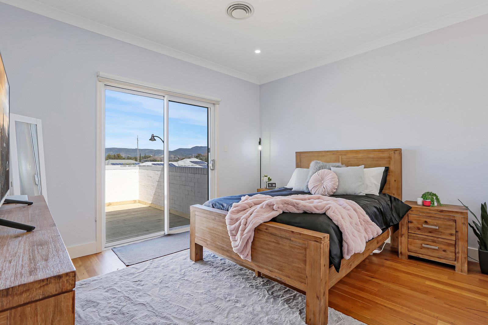 2 Riverside Crescent HAYWARDS BAY 8
