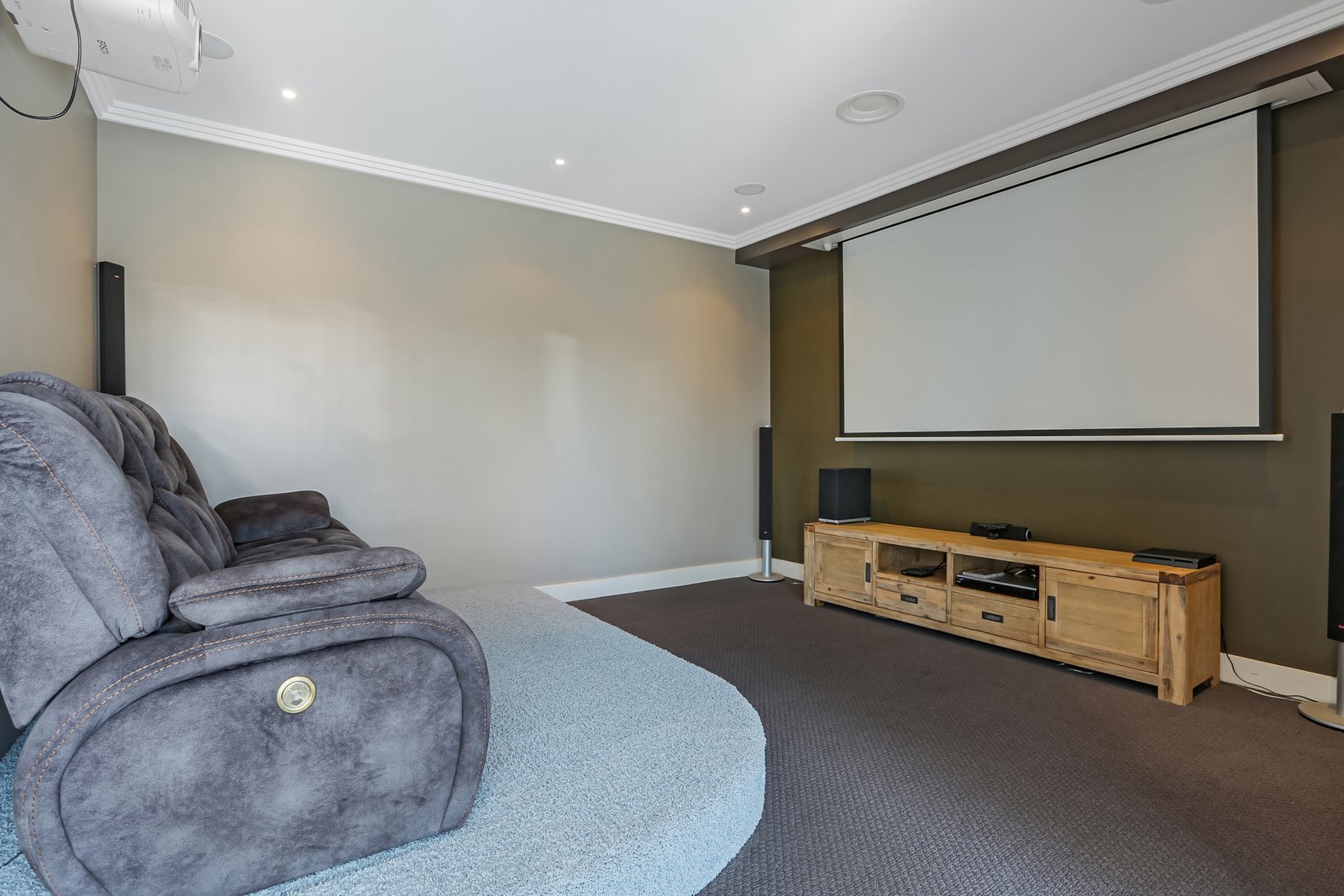 2 Riverside Crescent HAYWARDS BAY 9