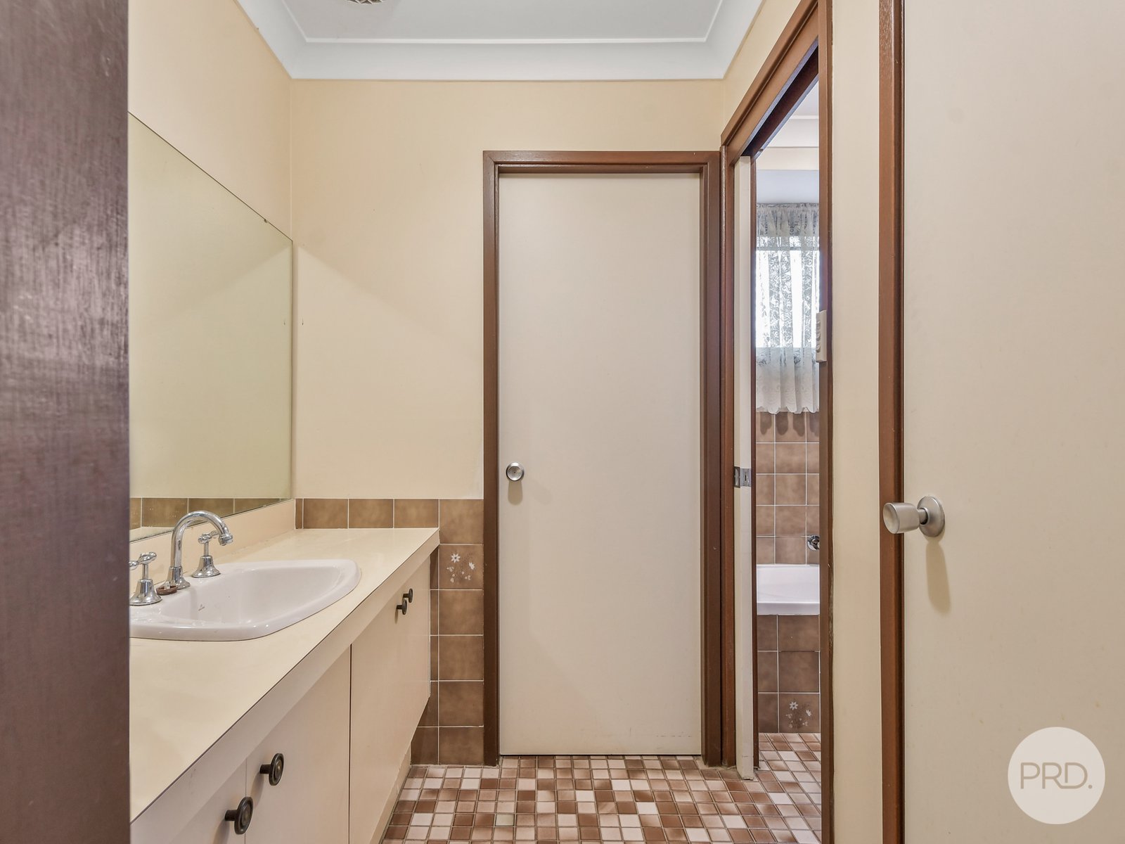 2 Sallee Glen KINGSWOOD 8