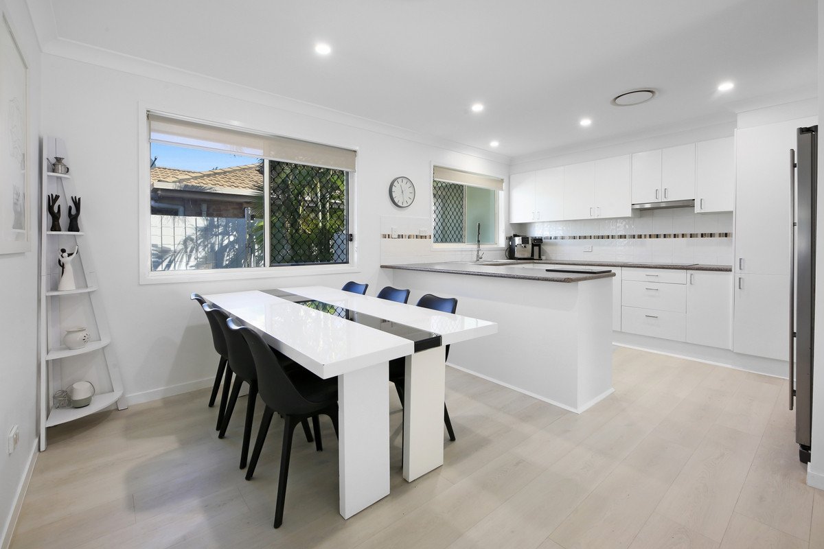 2 Sparrow Place BURLEIGH WATERS 5