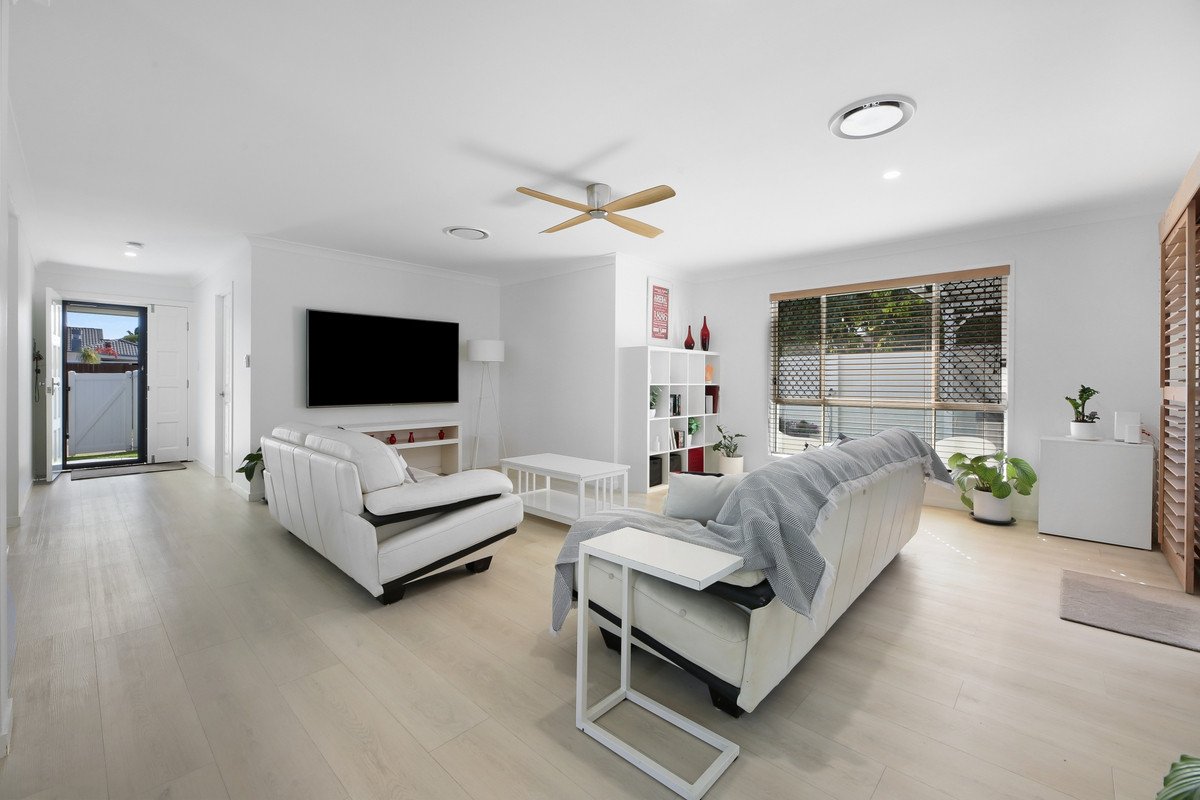 2 Sparrow Place BURLEIGH WATERS 6