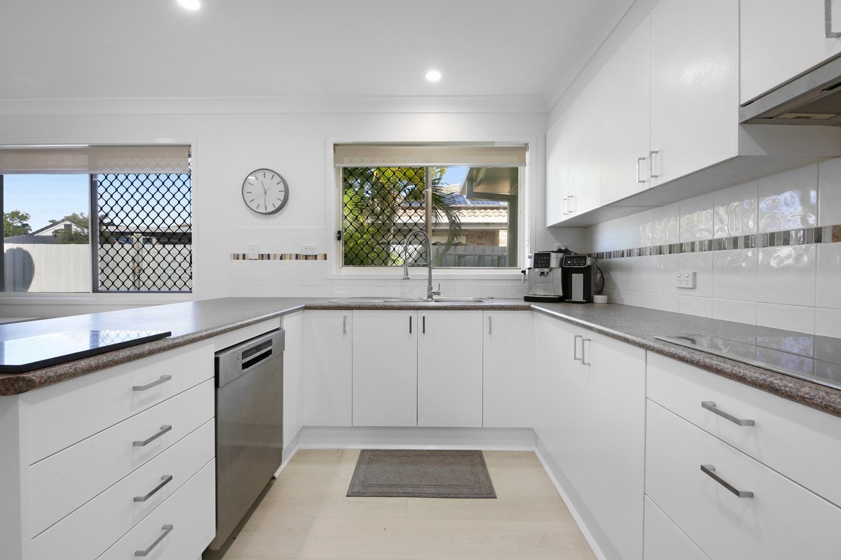 2 Sparrow Place BURLEIGH WATERS 8