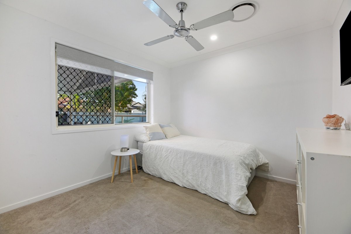 2 Sparrow Place BURLEIGH WATERS 13