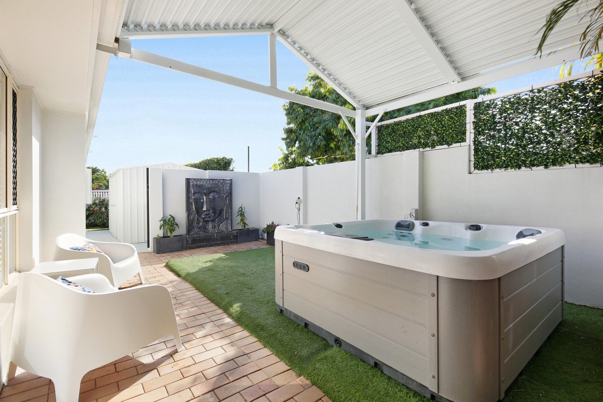 2 Sparrow Place BURLEIGH WATERS 17