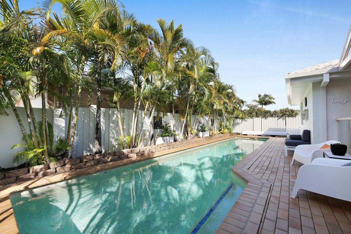 2 Sparrow Place BURLEIGH WATERS 18