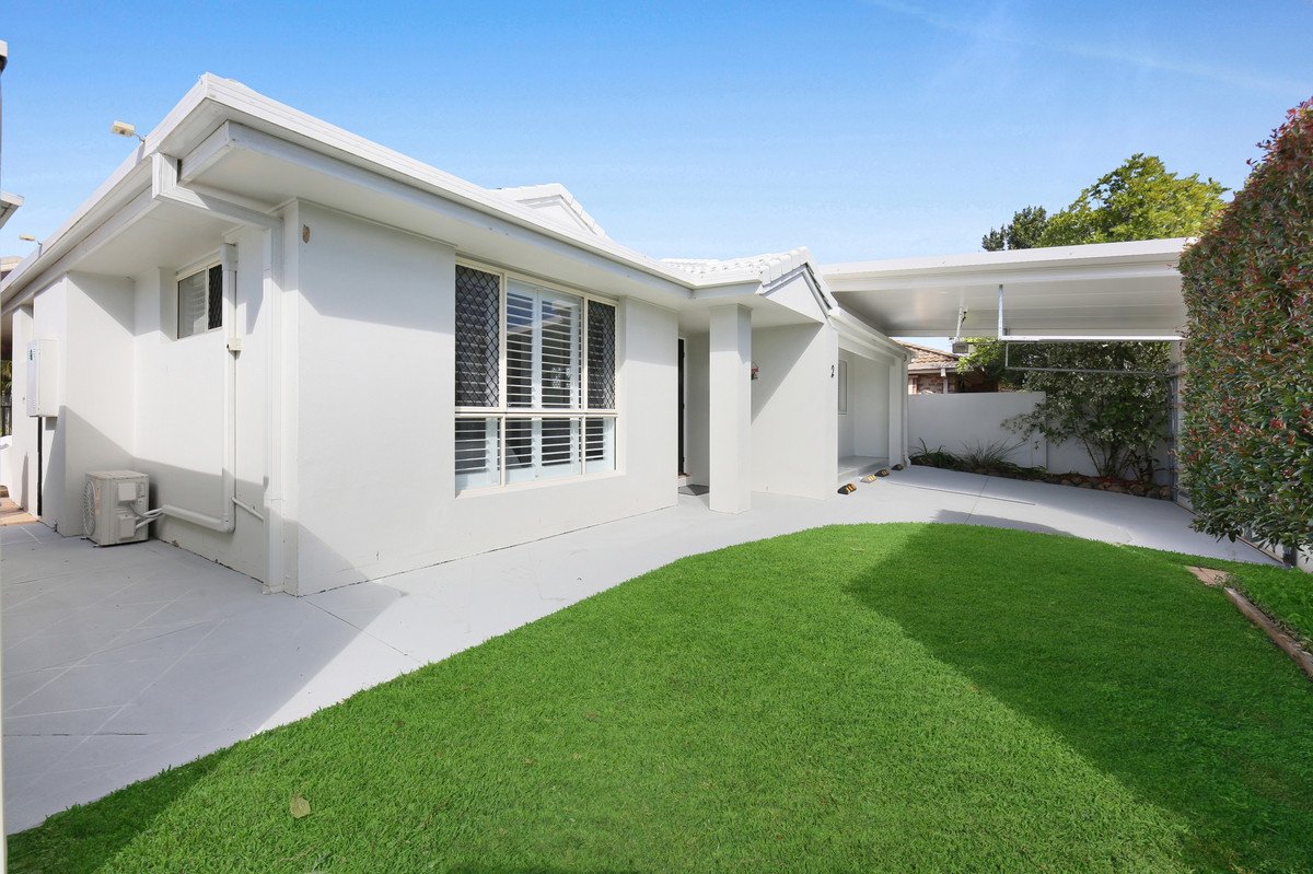 2 Sparrow Place BURLEIGH WATERS 19