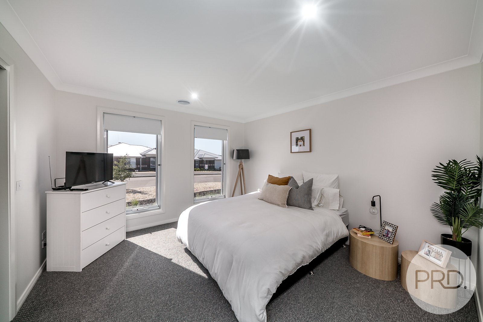 2 Unaipon Street LLOYD 6
