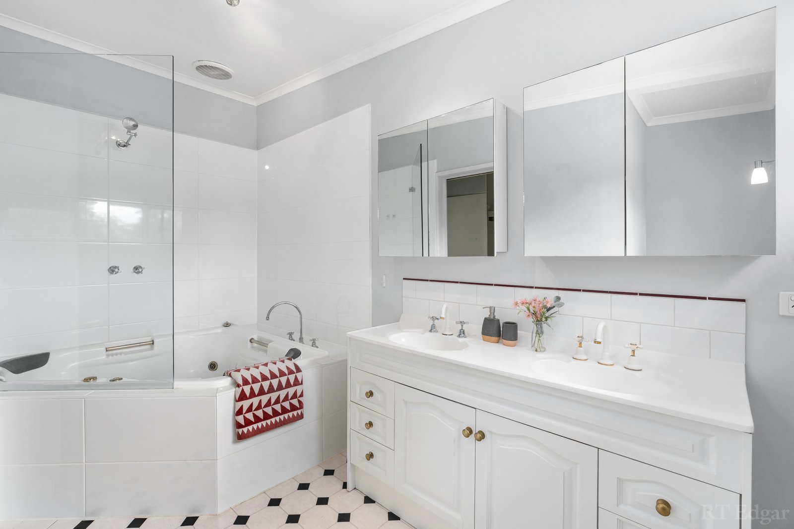 Real Estate and Property in 20 Valerie Court, Heathmont, VIC