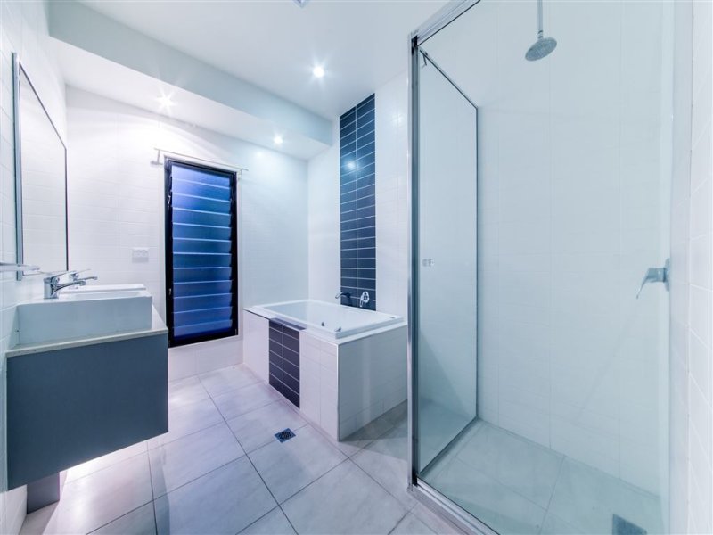 20 Whitehaven Crescent CANNONVALE 12