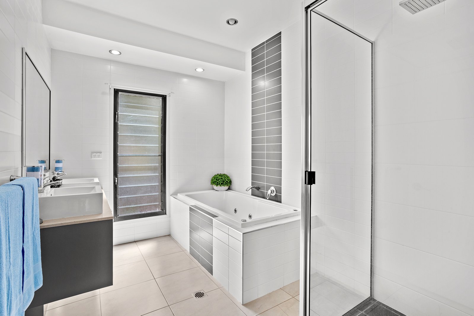 20 Whitehaven Crescent CANNONVALE 13