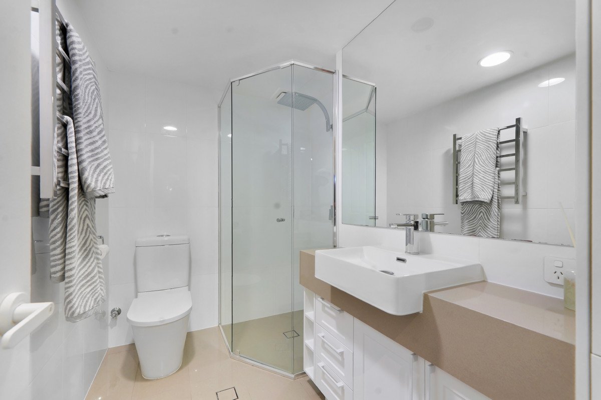 2004/220 The Esplanade Burleigh Heads 17