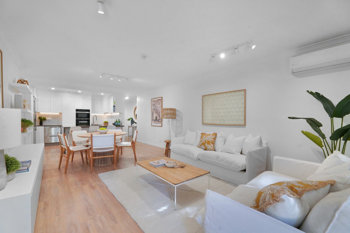 2004/220 The Esplanade Burleigh Heads 22