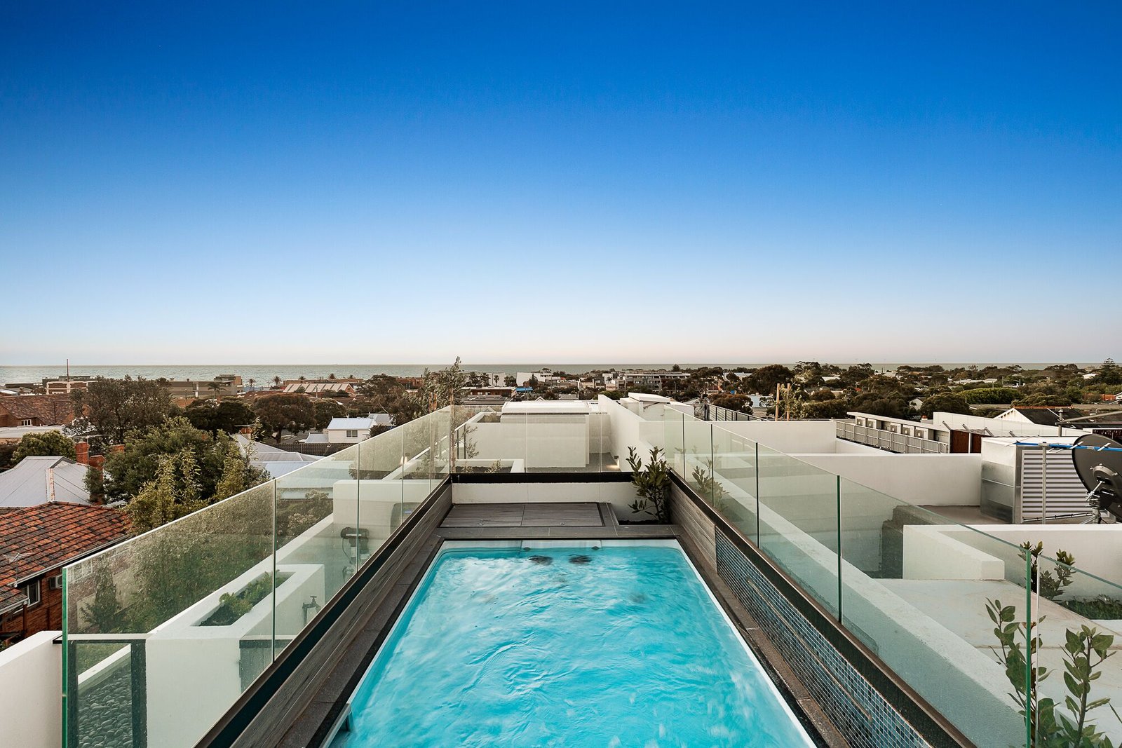 Luxe Penthouse with a Roof Top Pool & 3 cars!