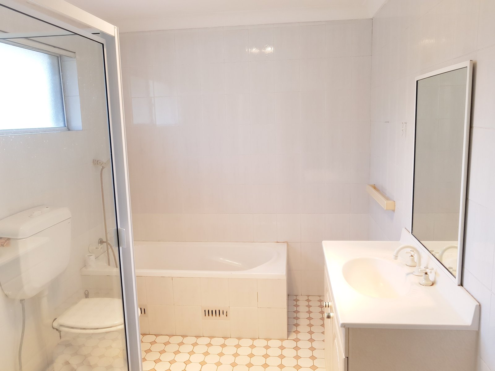 20/1A Bassett Street HURSTVILLE 4