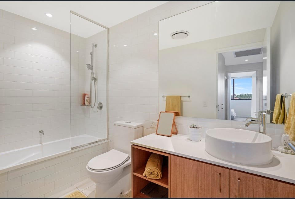 202/112 Palm Meadows Drive CARRARA 8