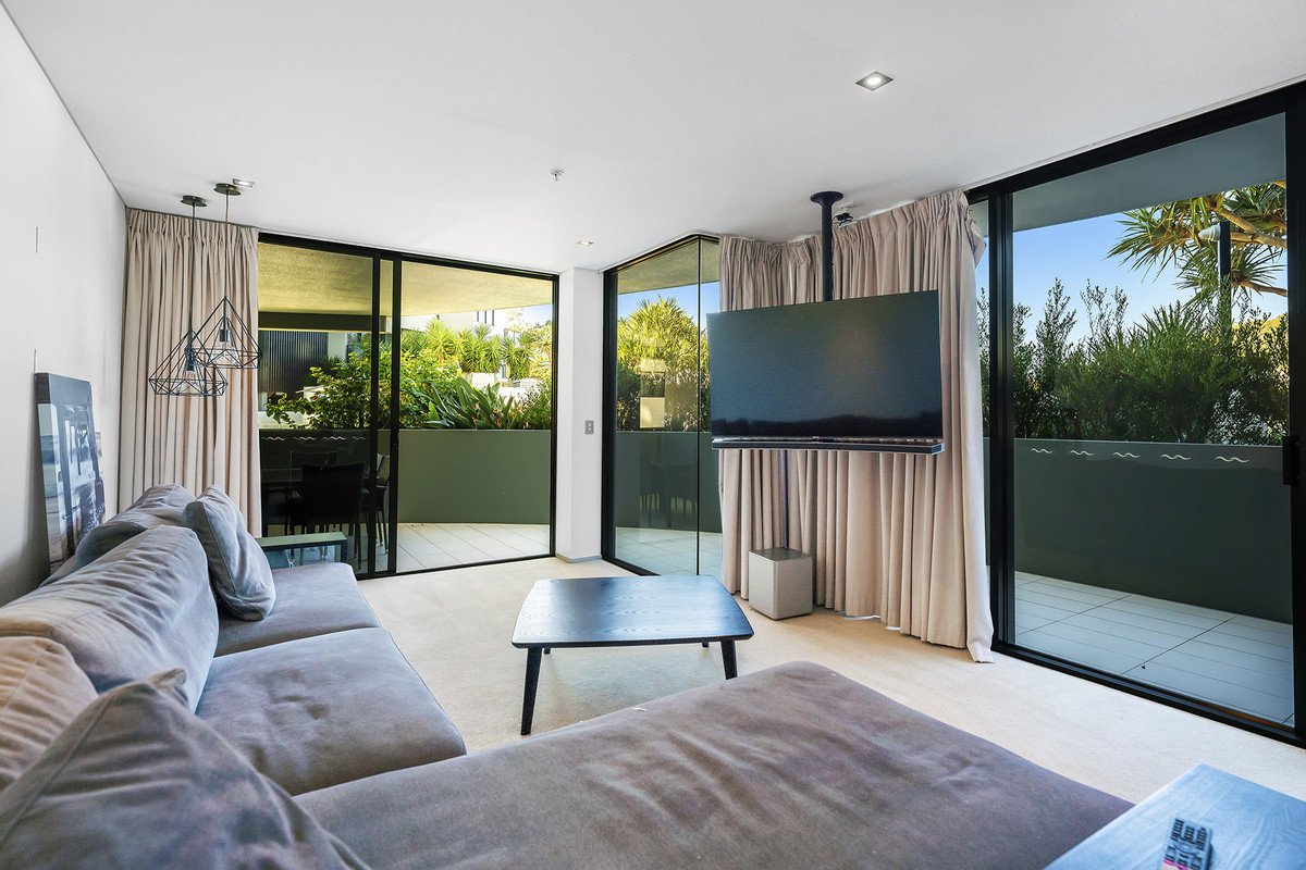 2021/2-14 The Esplanade Burleigh Heads 2