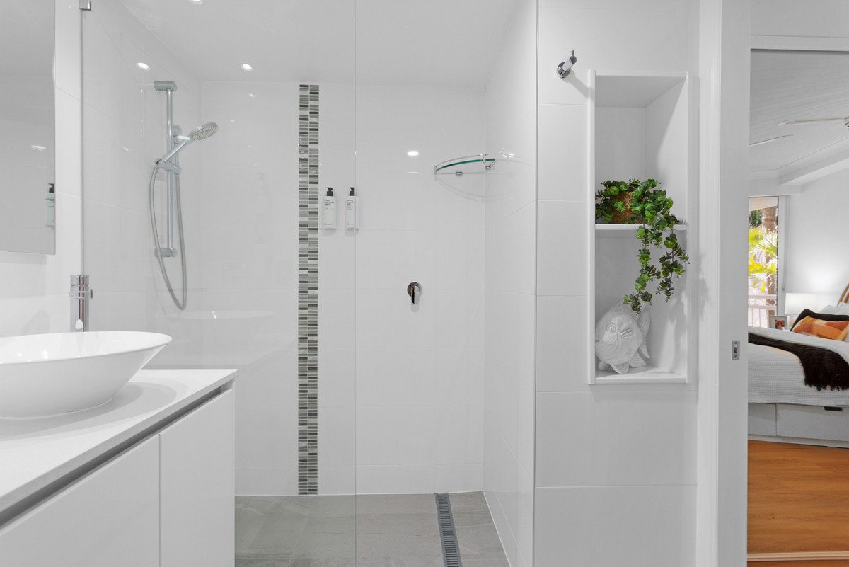 202/220 The Esplanade Burleigh Heads 6
