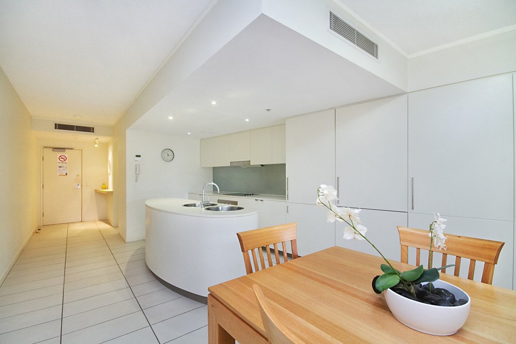 202/3 McLean Street COOLANGATTA 3