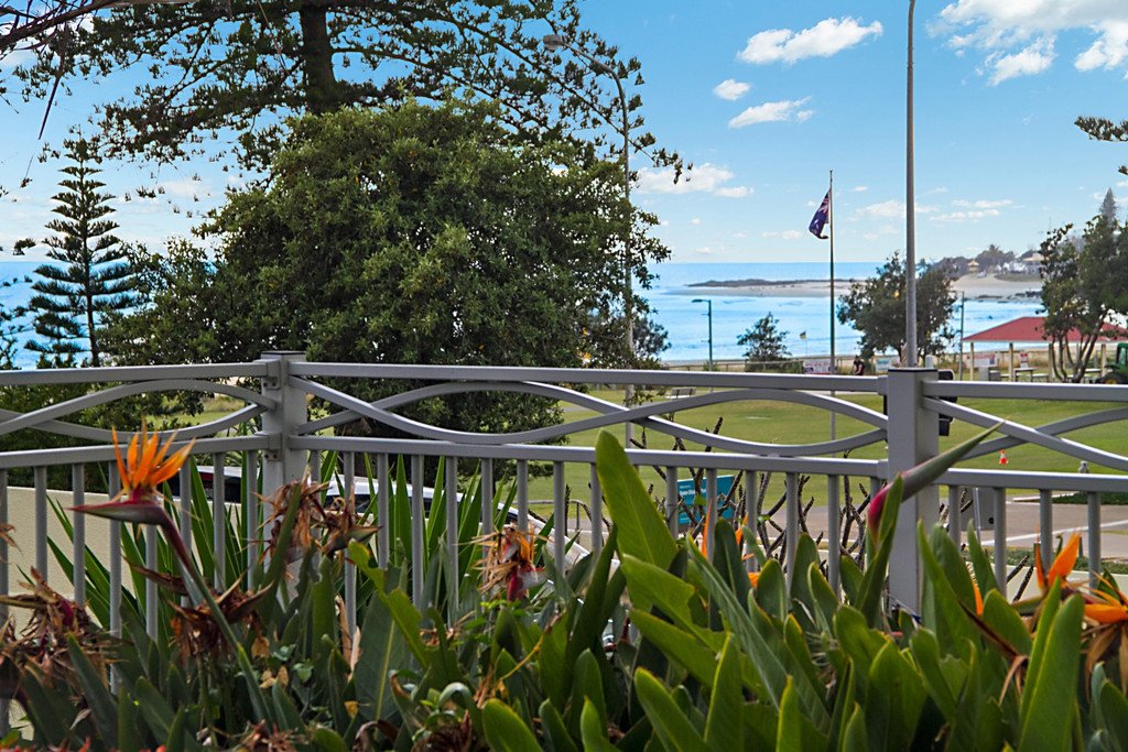 202/3 McLean Street COOLANGATTA 9