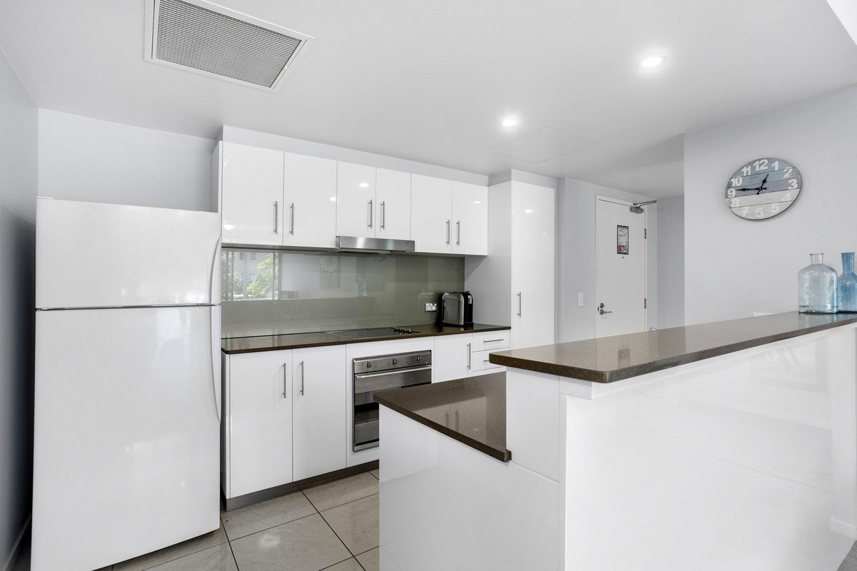 2041/1 Ocean Street BURLEIGH HEADS 4