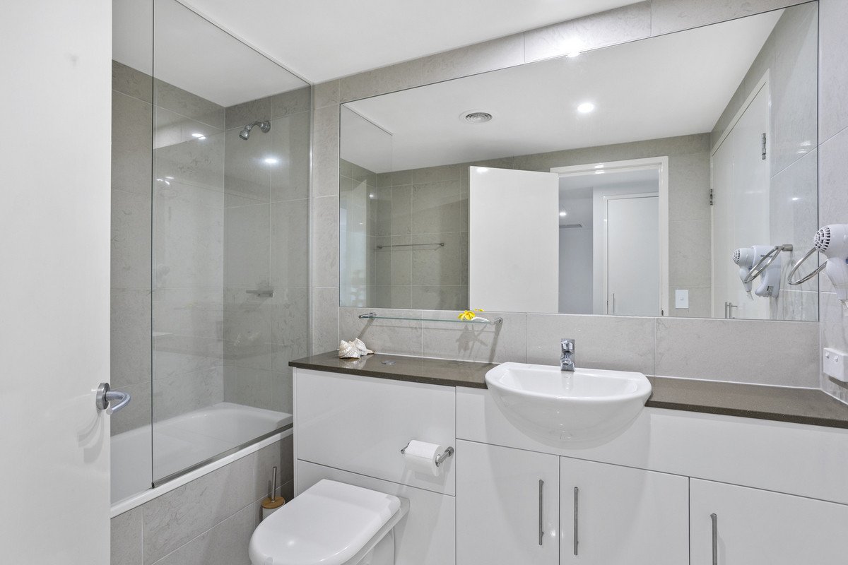 2041/1 Ocean Street BURLEIGH HEADS 9