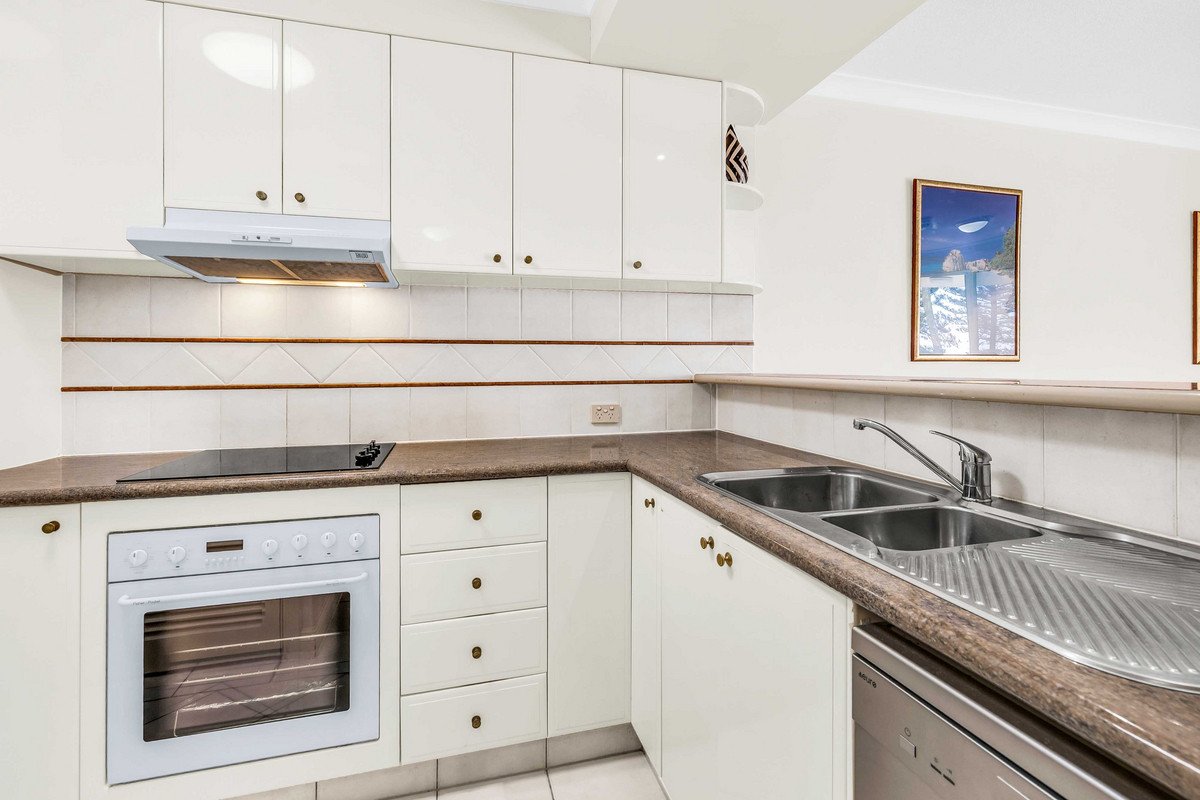 204/220 the Esplanade Burleigh Heads 5