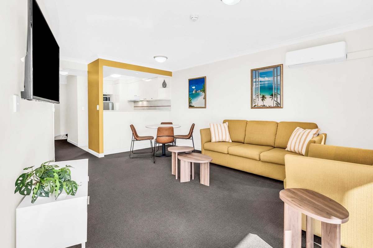 204/220 the Esplanade Burleigh Heads 8