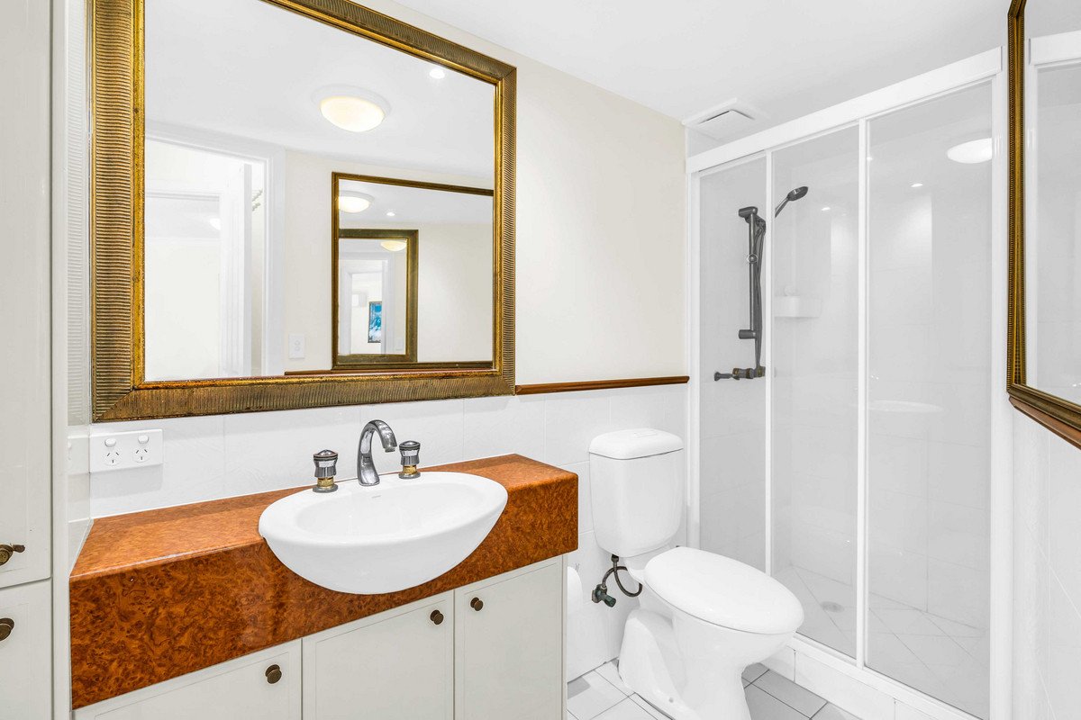 204/220 the Esplanade Burleigh Heads 9