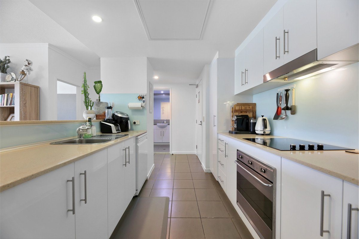 2046/1 Ocean Street BURLEIGH HEADS 8