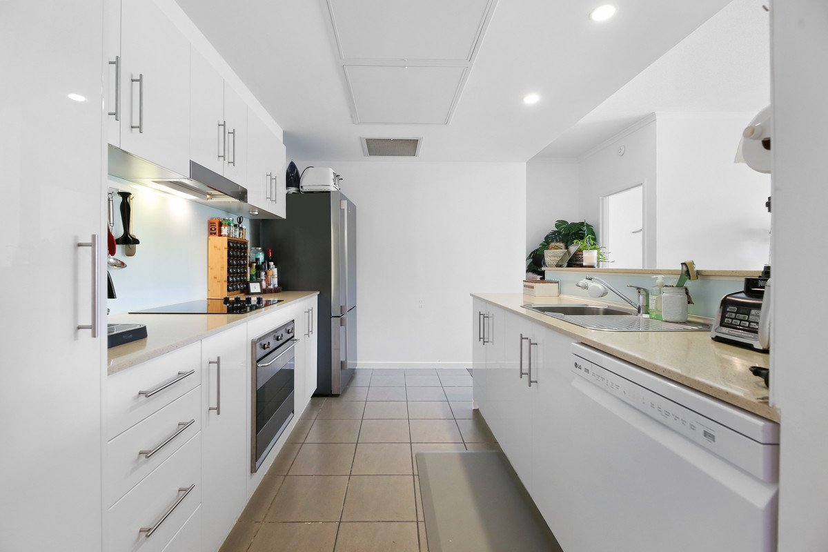 2046/1 Ocean Street BURLEIGH HEADS 9