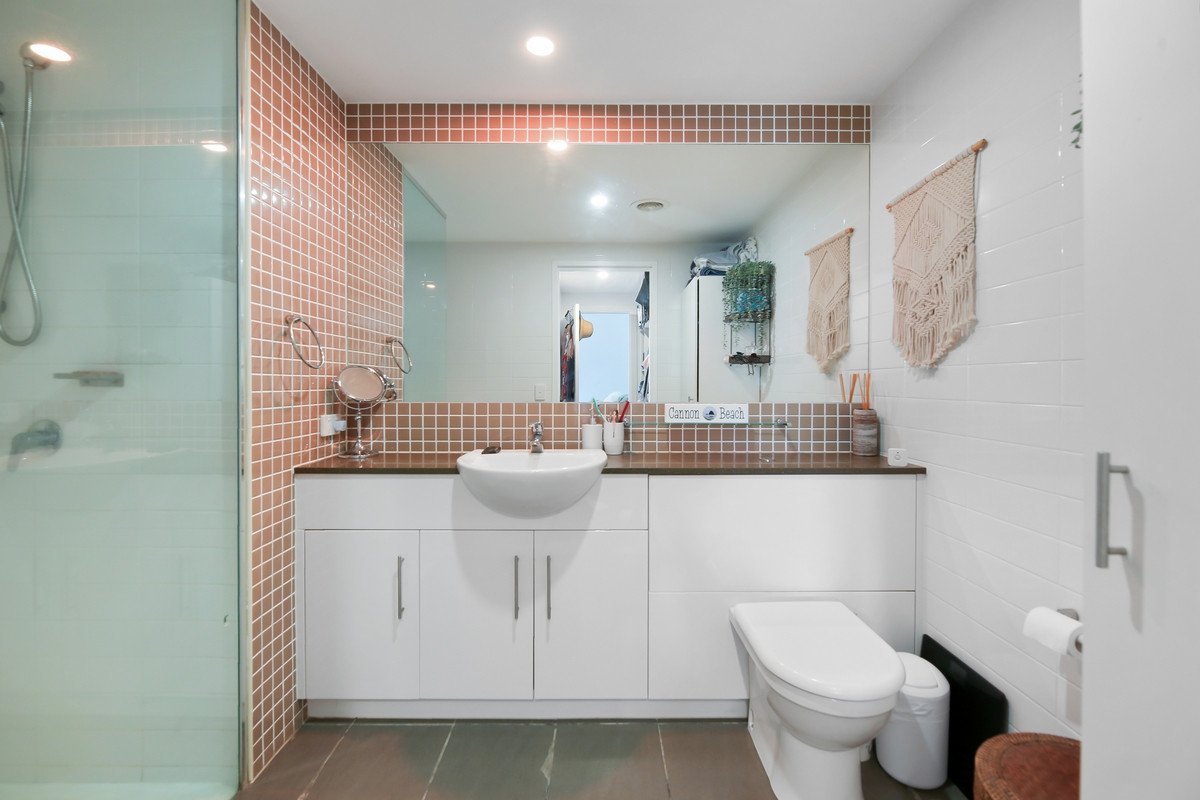 2046/1 Ocean Street BURLEIGH HEADS 11