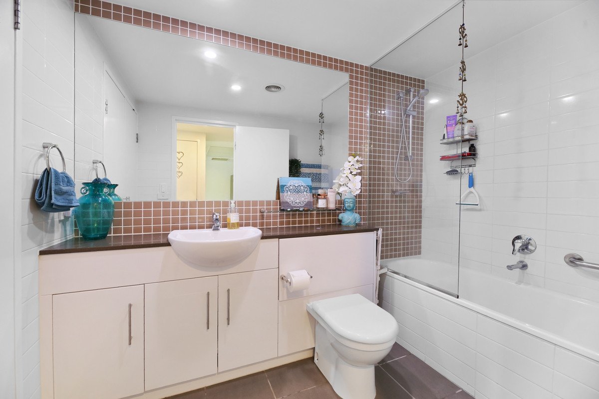 2046/1 Ocean Street BURLEIGH HEADS 13