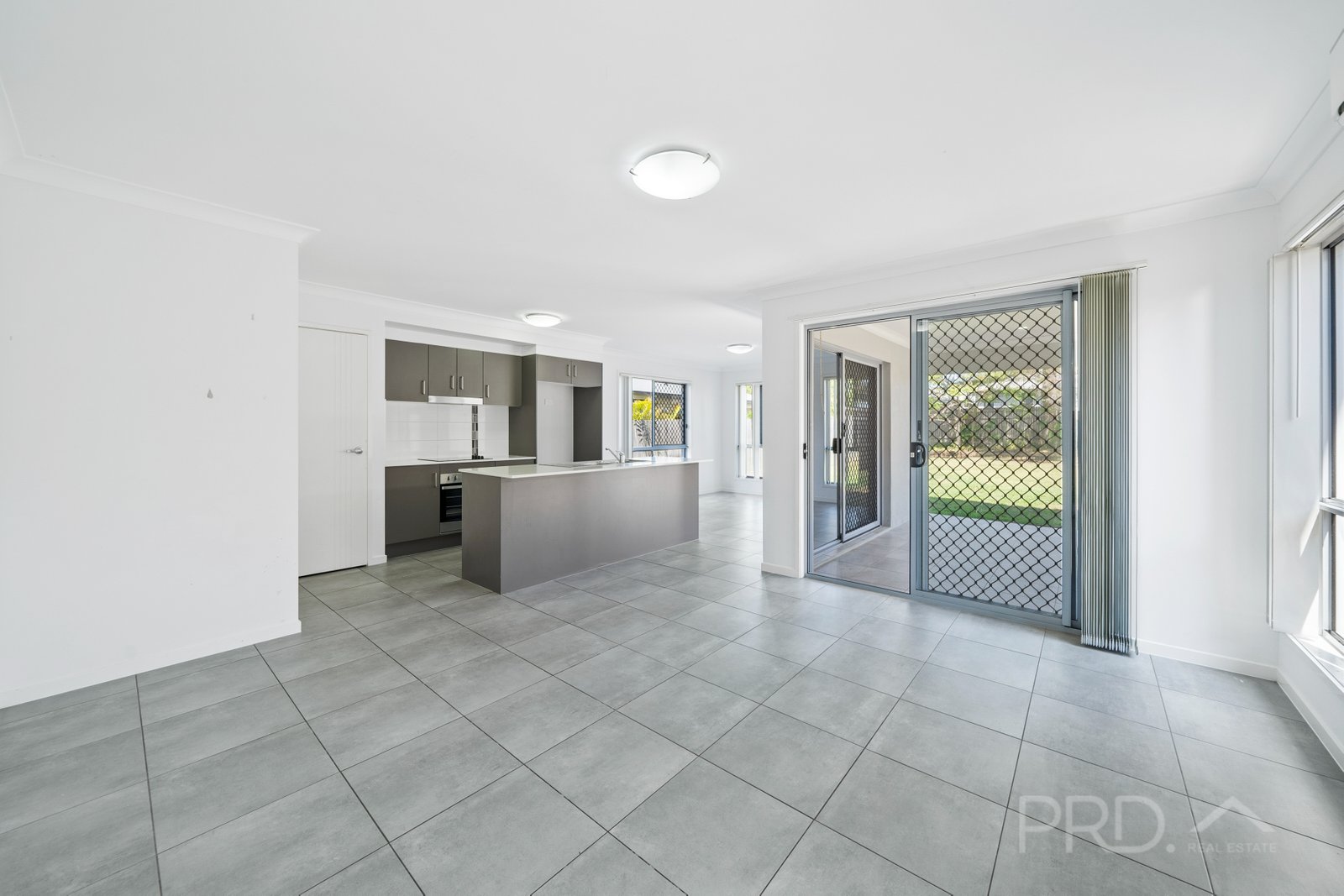 205 QUEEN Street CLEVELAND 2