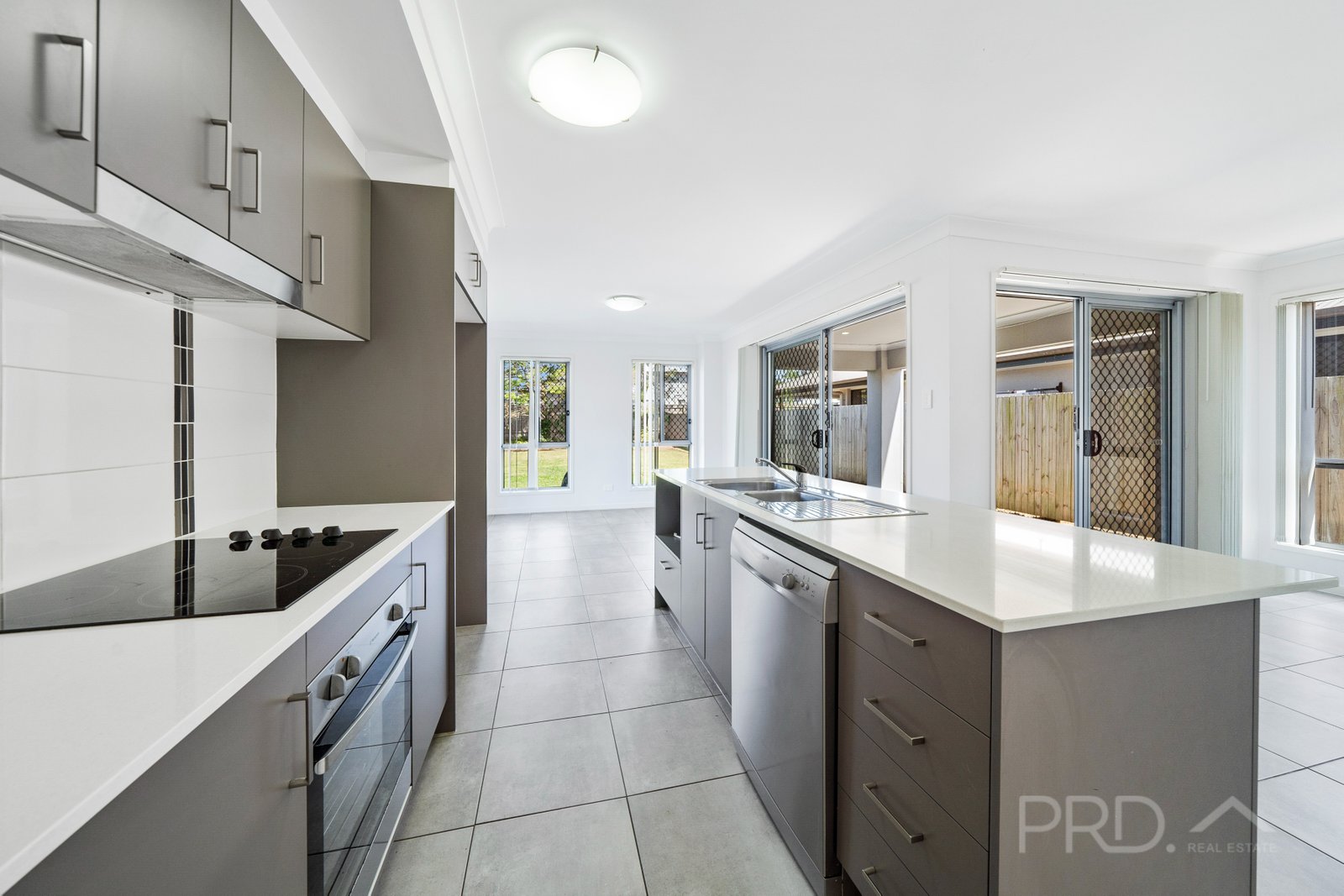 205 QUEEN Street CLEVELAND 3